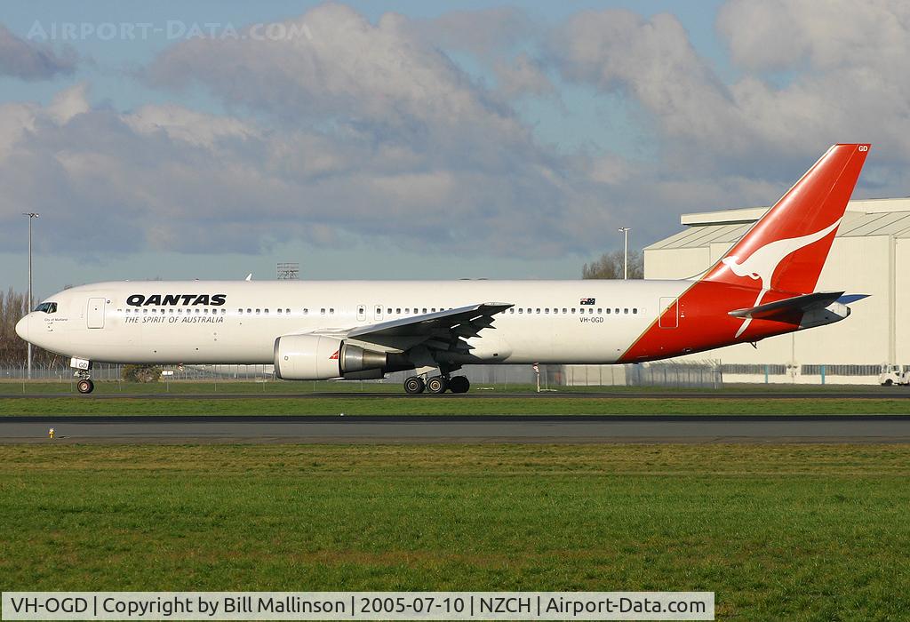 VH-OGD, 1988 Boeing 767-338 C/N 24407, taxi to A1 on 20, for its return to SYD as QF46