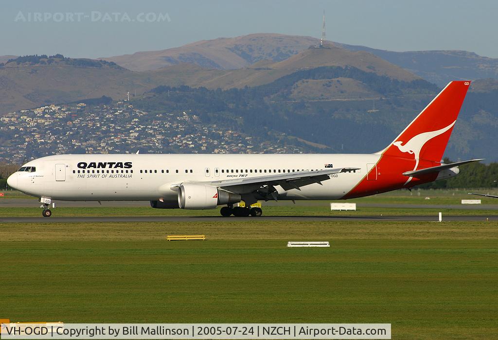 VH-OGD, 1988 Boeing 767-338 C/N 24407, arriving as QF45 from SYD