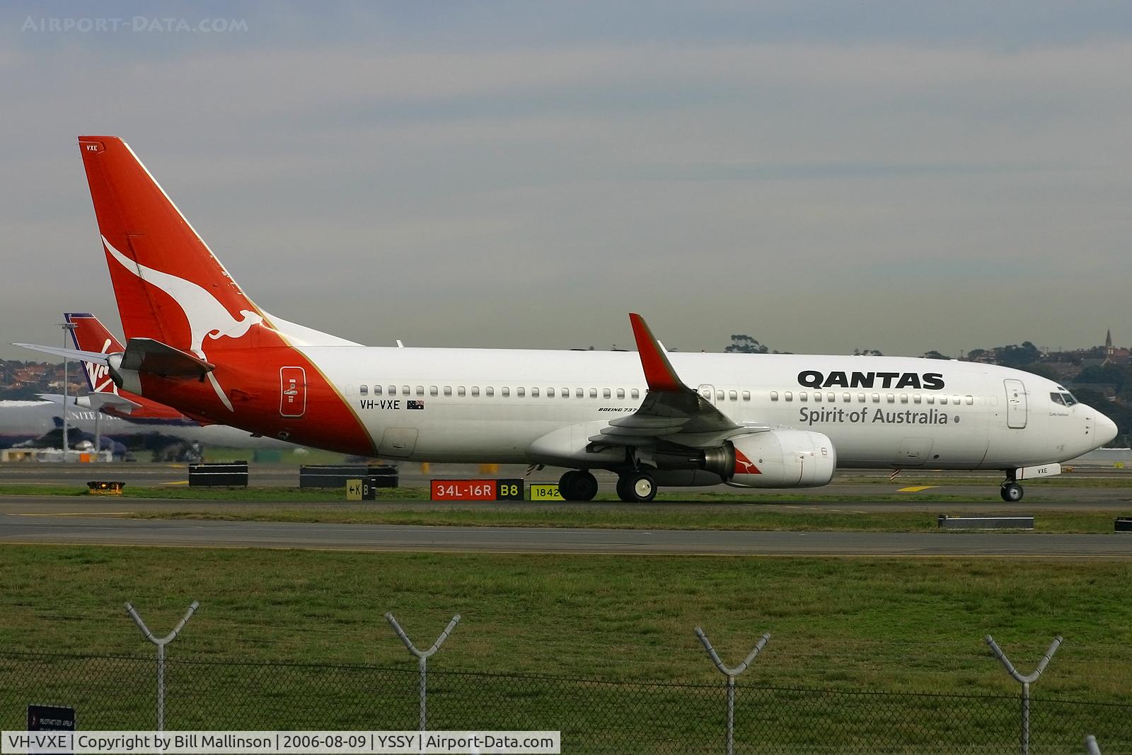 VH-VXE, 2001 Boeing 737-838 C/N 30899, taxi from r/w 34R