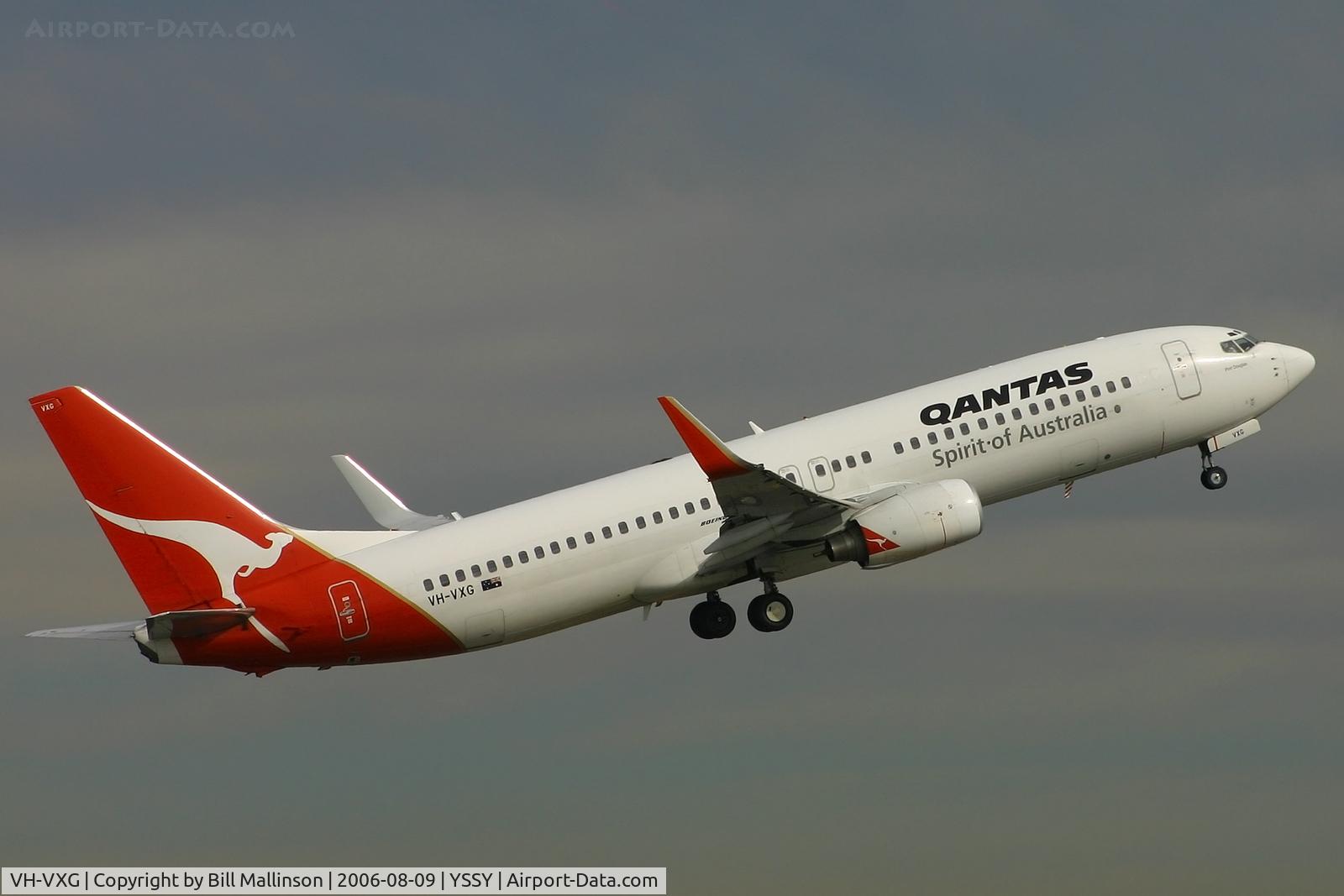 VH-VXG, 2001 Boeing 737-838 C/N 30901, away from 34R