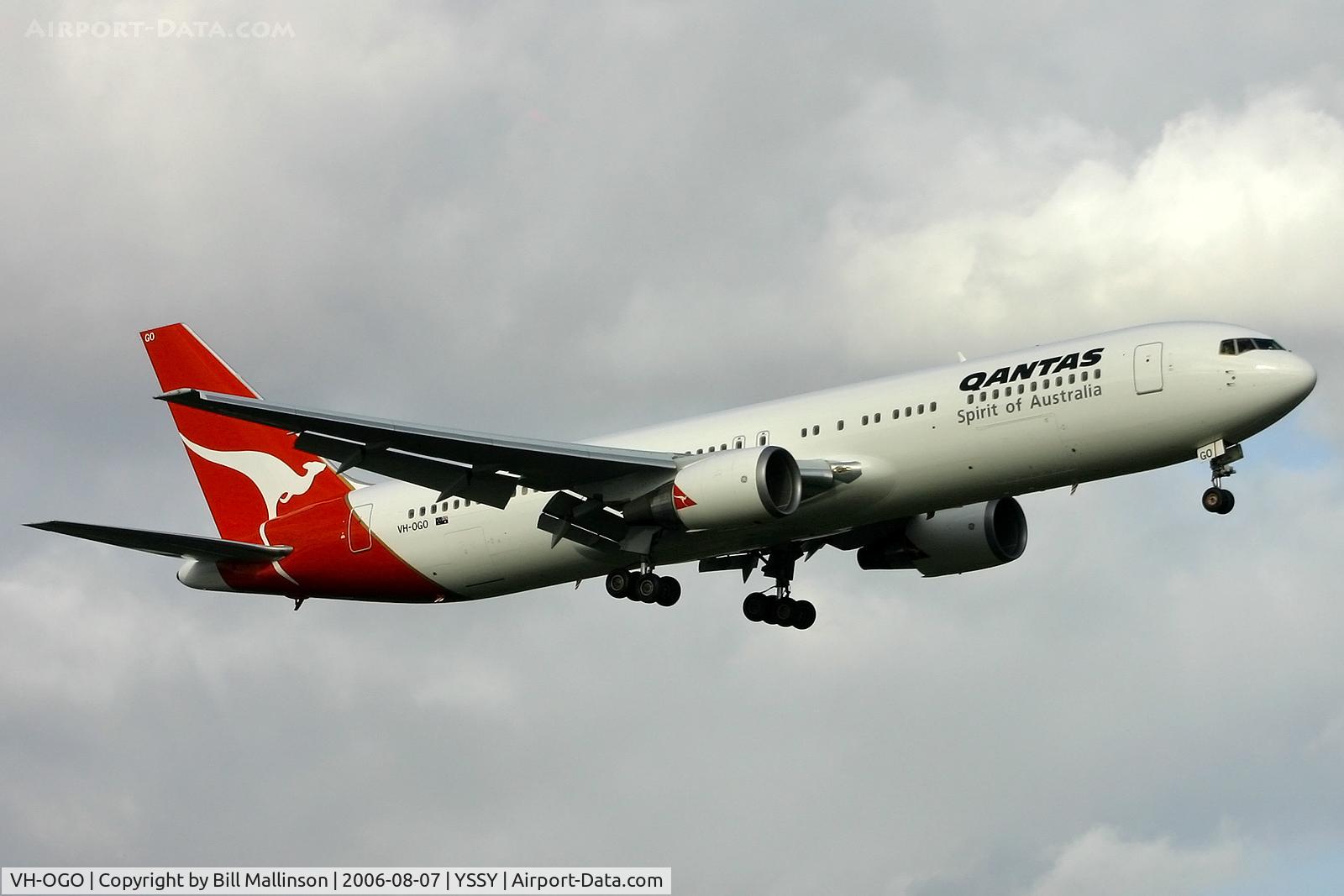 VH-OGO, 1994 Boeing 767-338 C/N 25577, finals to 25