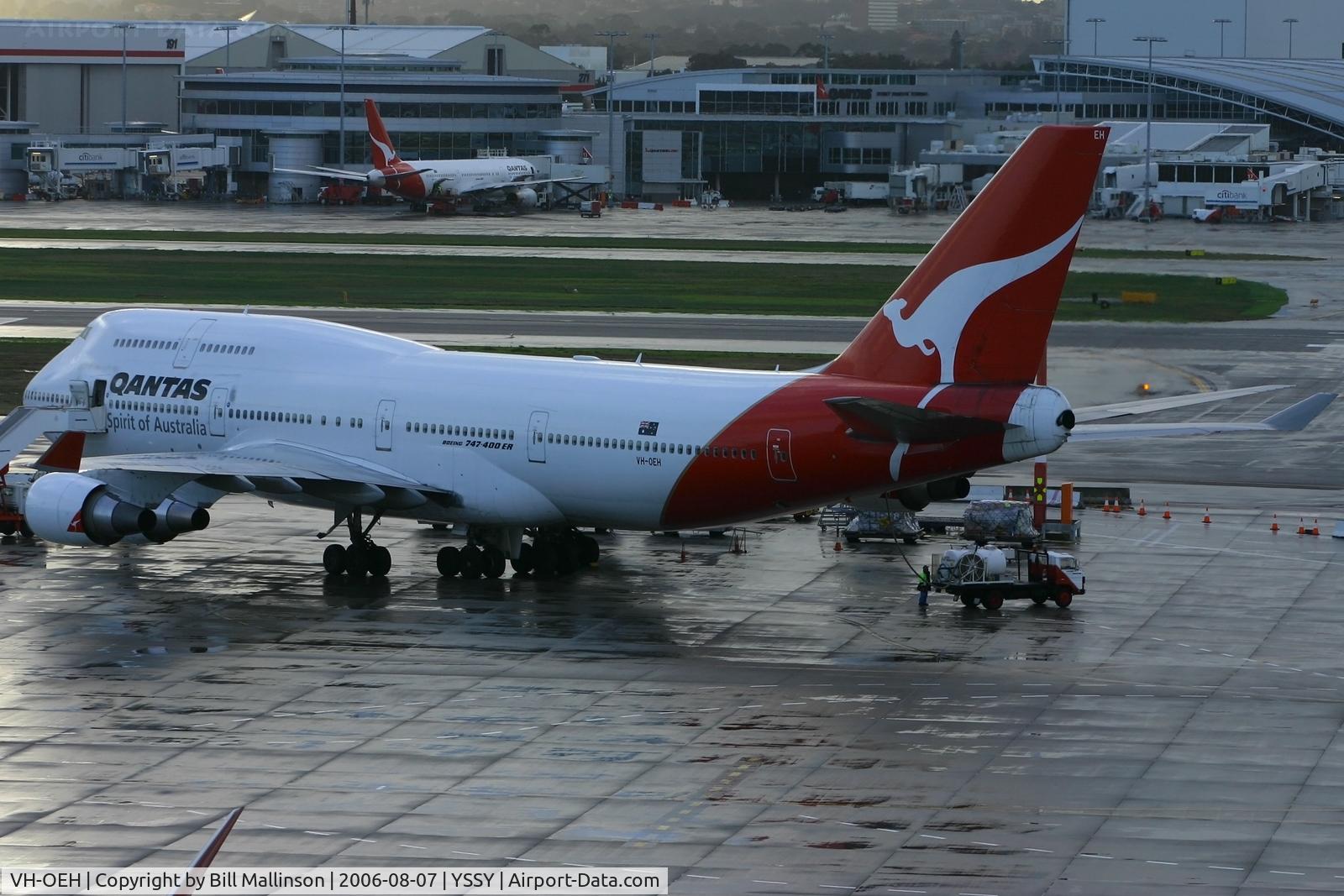 VH-OEH, 2003 Boeing 747-438/ER C/N 32912, loading in the rain