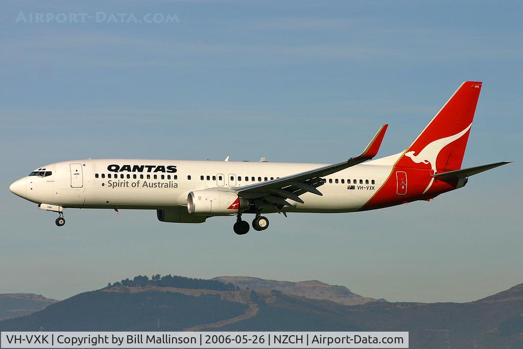 VH-VXK, 2002 Boeing 737-838 C/N 33481, finals to 02