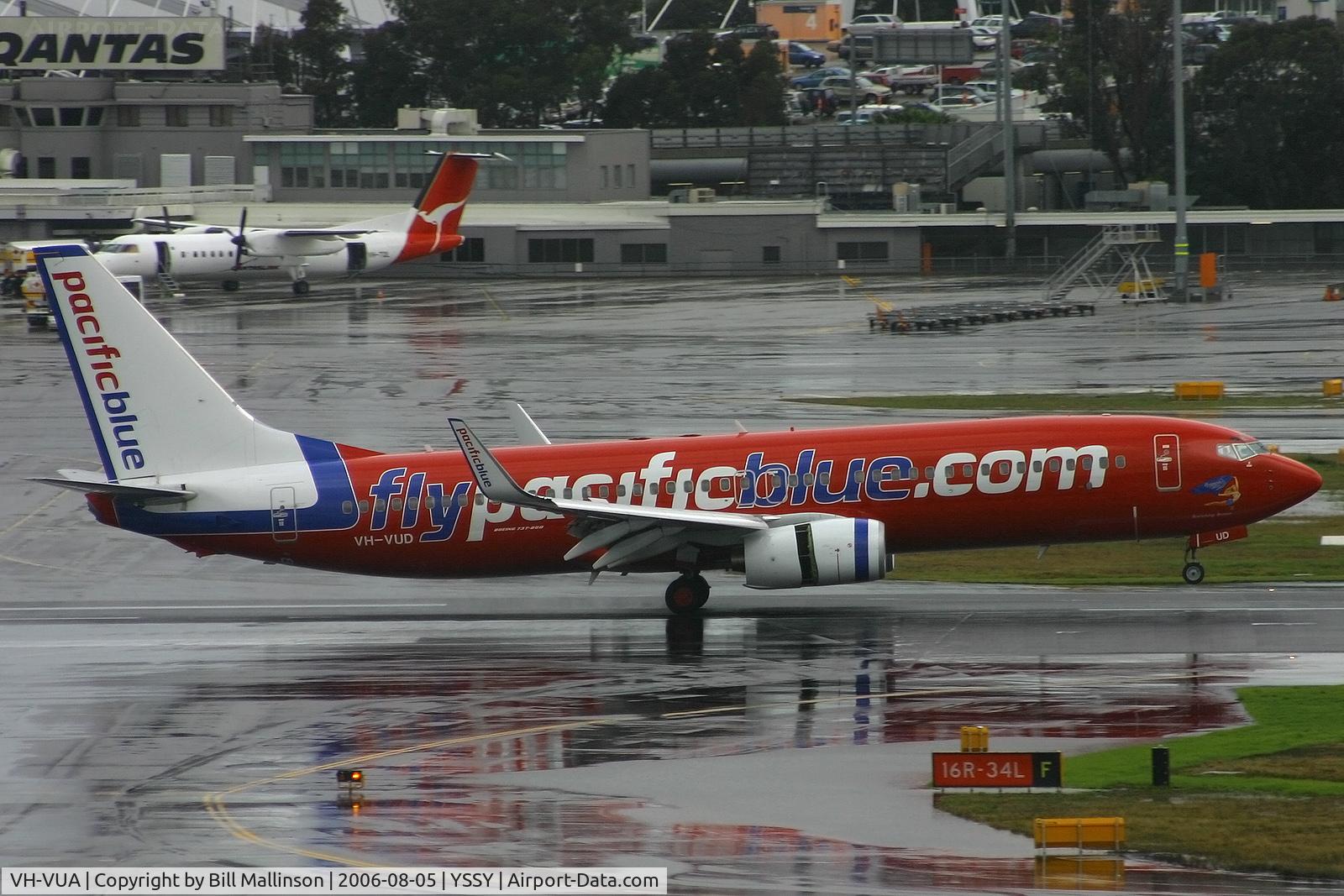 VH-VUA, 2004 Boeing 737-8FE C/N 33997, onto a very wet 16R