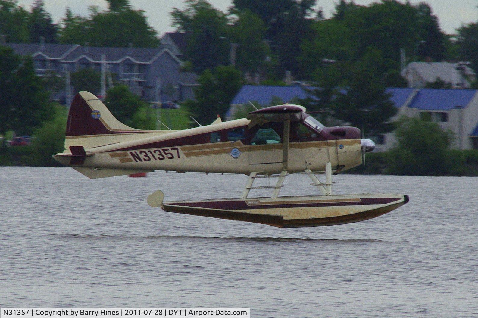 N31357, 1957 De Havilland Canada DHC-2 Beaver Mk.1 C/N 1126, Landing in Duluth Harbor.