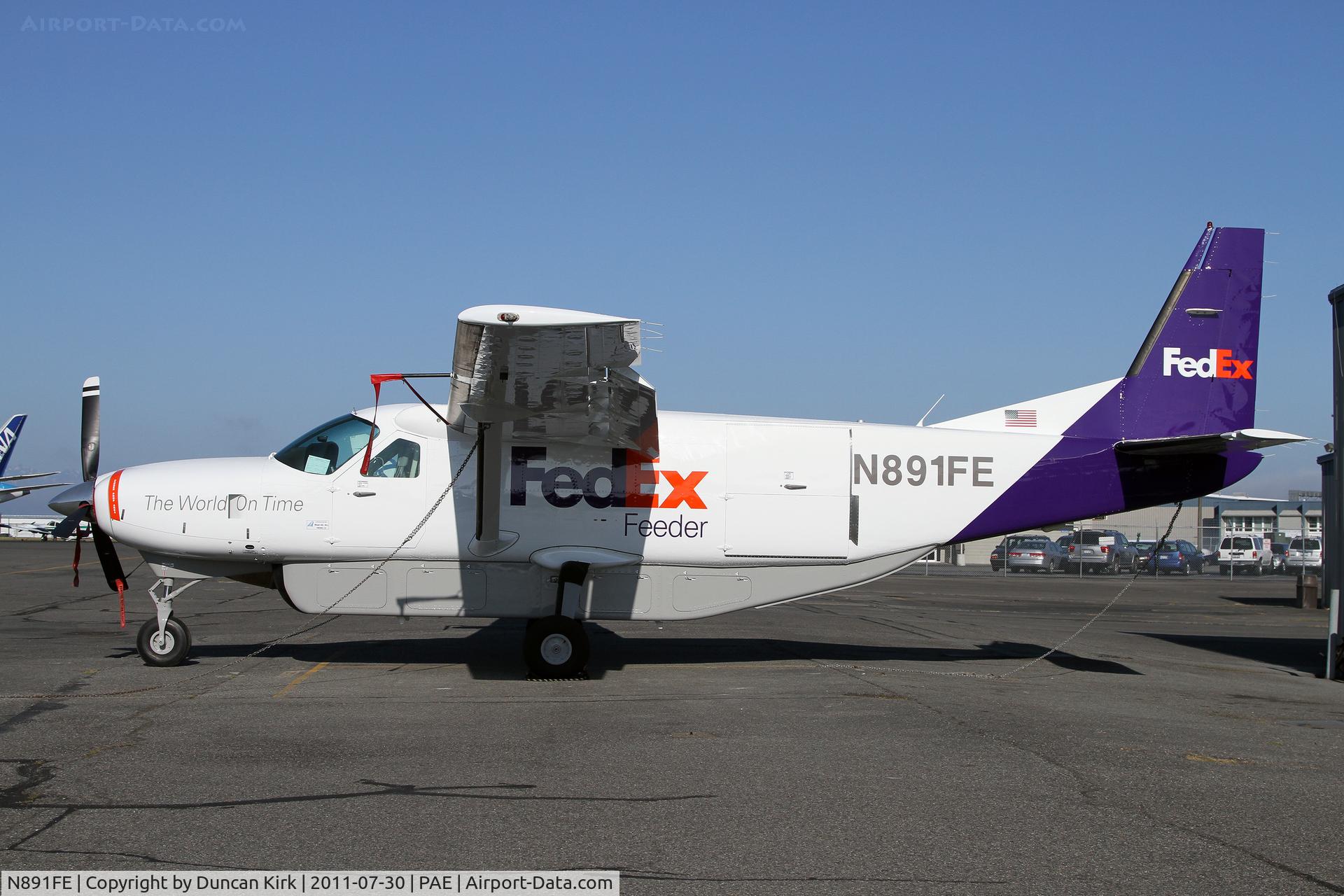 N891FE, 1990 Cessna 208B C/N 208B0221, Fresh out of repaint with Sunquest