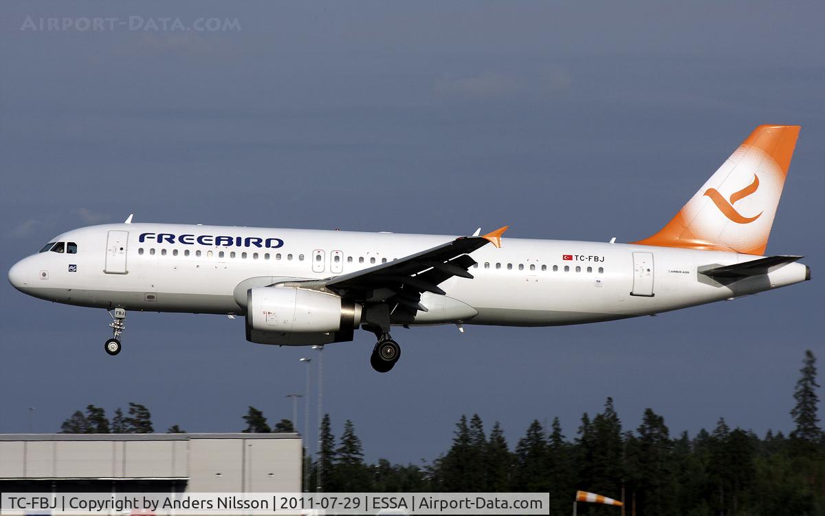 TC-FBJ, 1996 Airbus A320-232 C/N 580, Final approch for runway 01L.