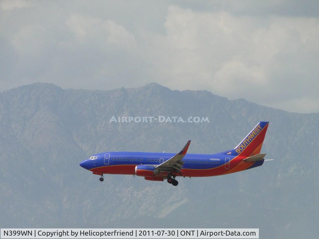 N399WN, 1995 Boeing 737-3H4 C/N 27693, on final to runway 26R following N622SW