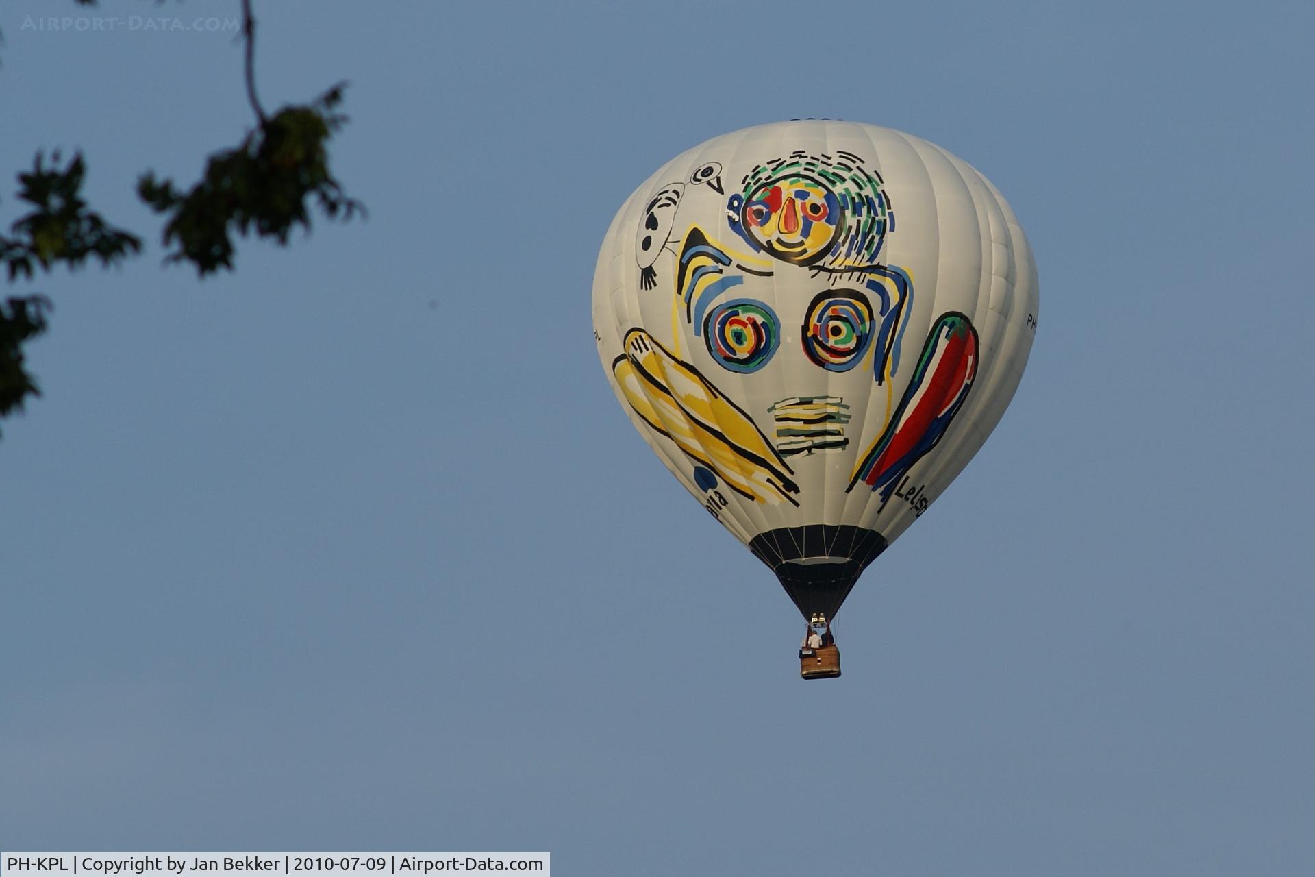 PH-KPL, 2010 Cameron Balloons Z-105 C/N 11436, Flying over our garden in Lelystad