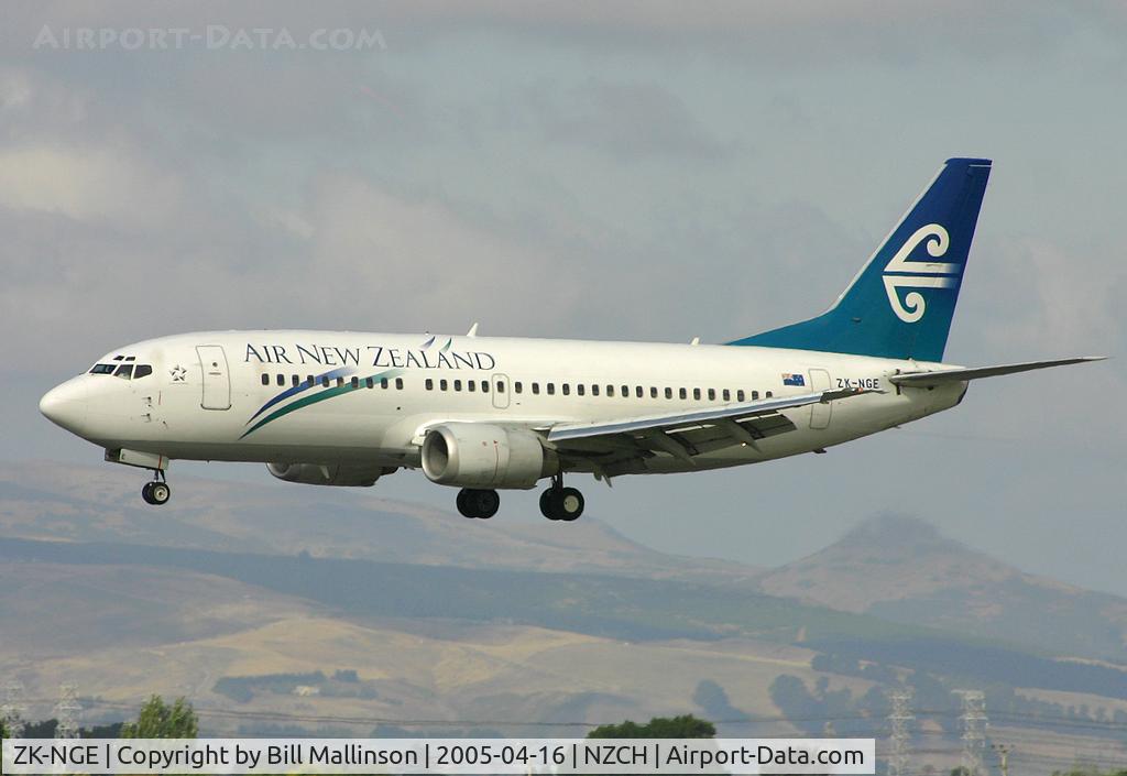 ZK-NGE, 1998 Boeing 737-3U3 C/N 28733, finals to 02