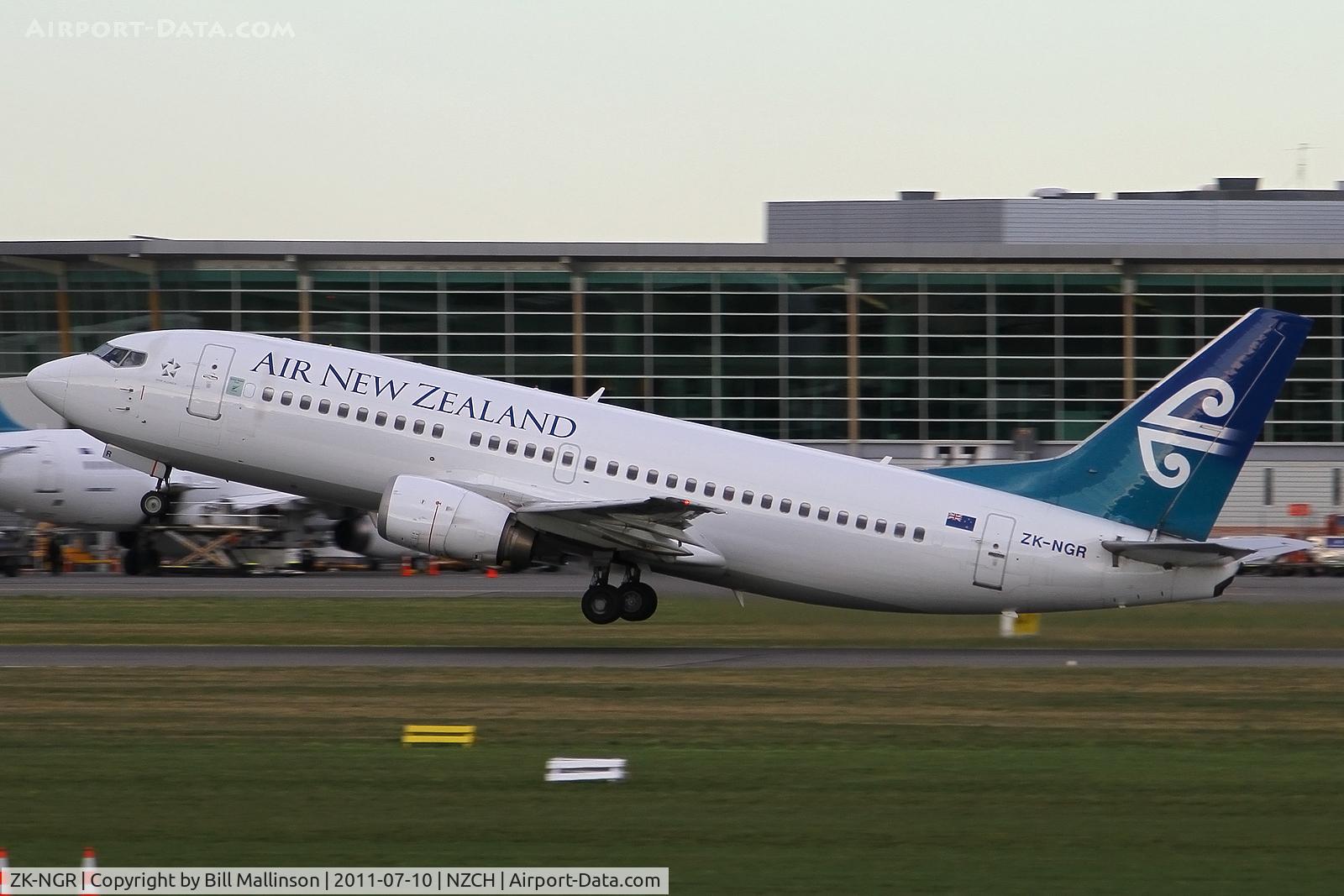 ZK-NGR, 1998 Boeing 737-33A C/N 27460, away from 02, with the Intl Terminal in background