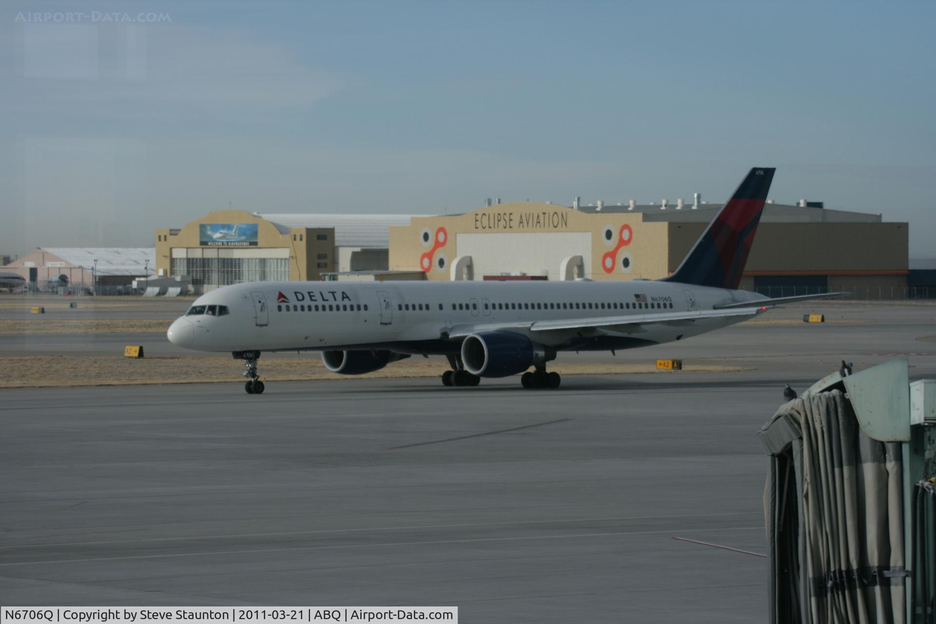 N6706Q, 2000 Boeing 757-232 C/N 30422, Taken at Alburquerque International Sunport Airport, New Mexico in March 2011 whilst on an Aeroprint Aviation tour