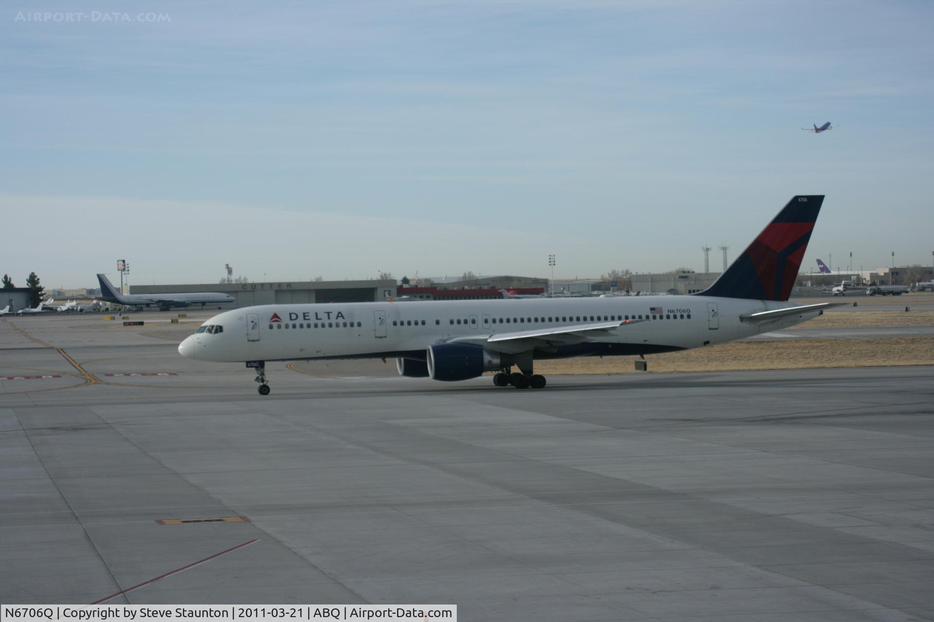 N6706Q, 2000 Boeing 757-232 C/N 30422, Taken at Alburquerque International Sunport Airport, New Mexico in March 2011 whilst on an Aeroprint Aviation tour