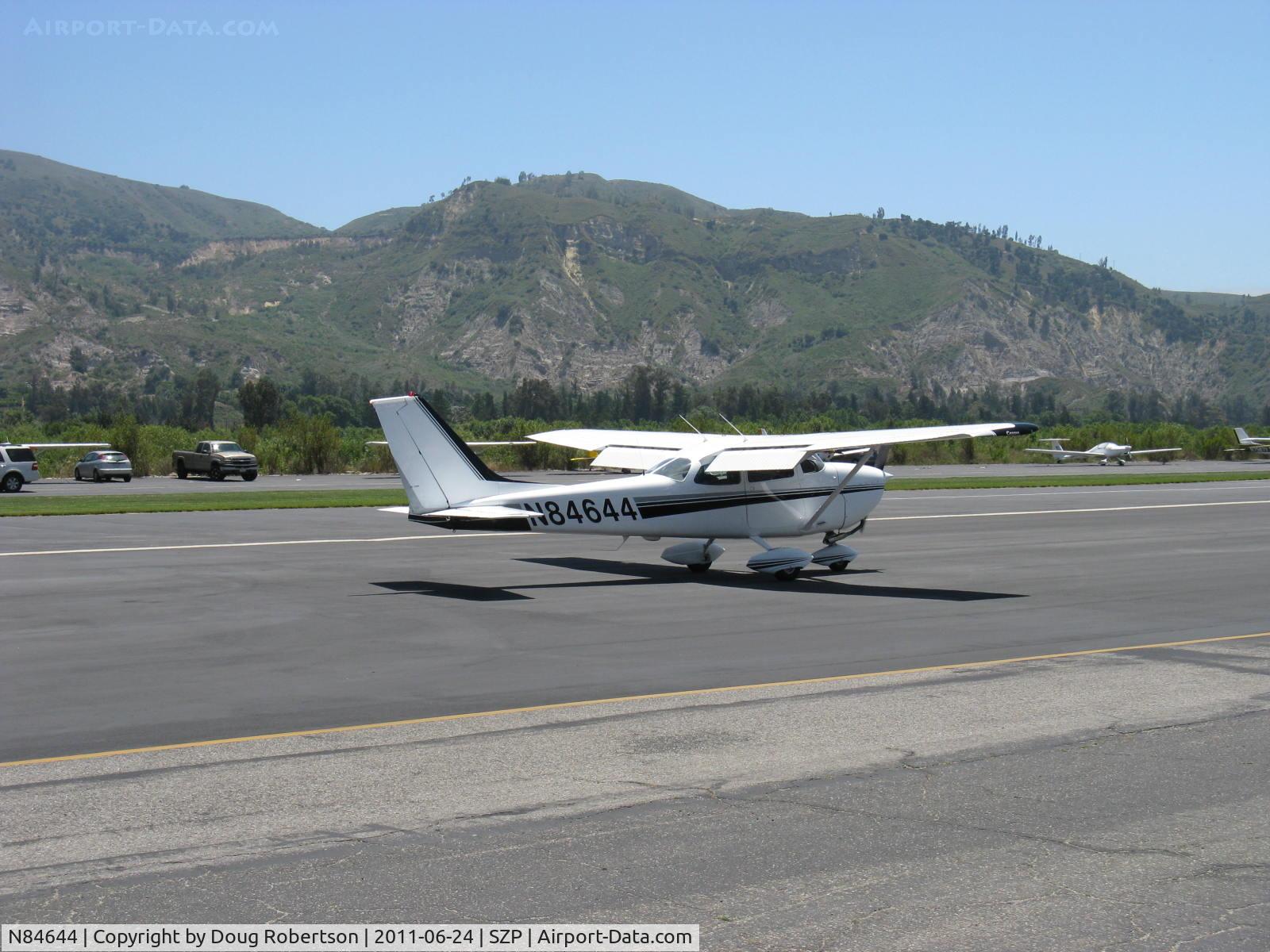 N84644, 1969 Cessna 172K Skyhawk C/N 17258559, 1969 Cessna 172K, Lycoming O-320-E2D 150 Hp, taxi off the active