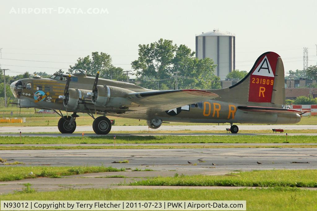 N93012, 1944 Boeing B-17G-30-BO Flying Fortress C/N 32264, N93012 (Nine O Nine), 1944 Boeing B-17G
c/n 32216 ex 44-83575   now painted as 42-31909
at Chicago Executive