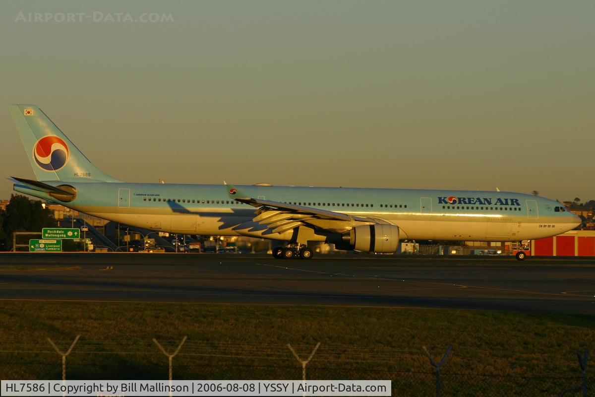 HL7586, 2000 Airbus A330-323 C/N 351, early morning arrival on 34L