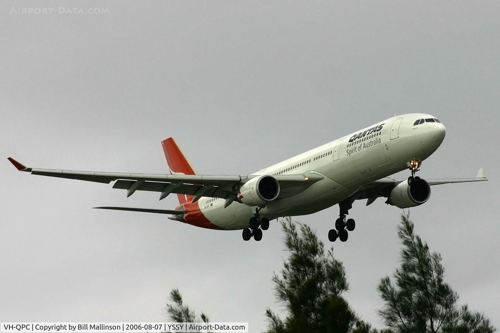 VH-QPC, 2003 Airbus A330-303 C/N 564, approach to 07