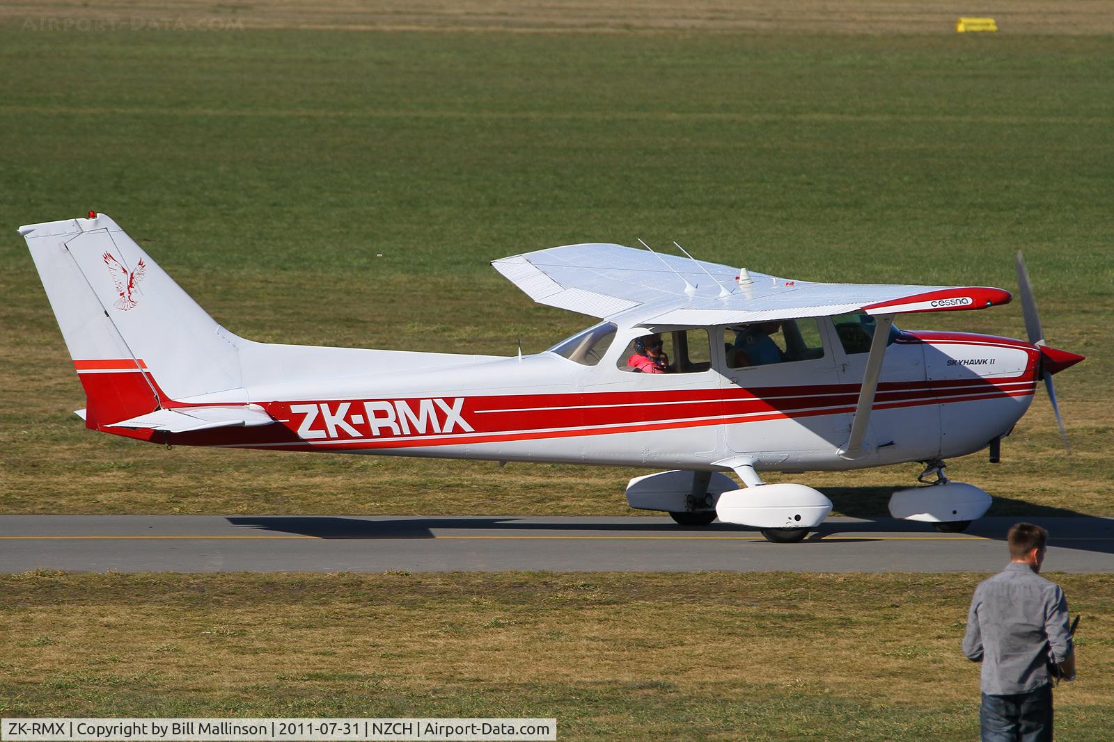 ZK-RMX, Cessna 172M C/N 17267483, taxiing to refuel