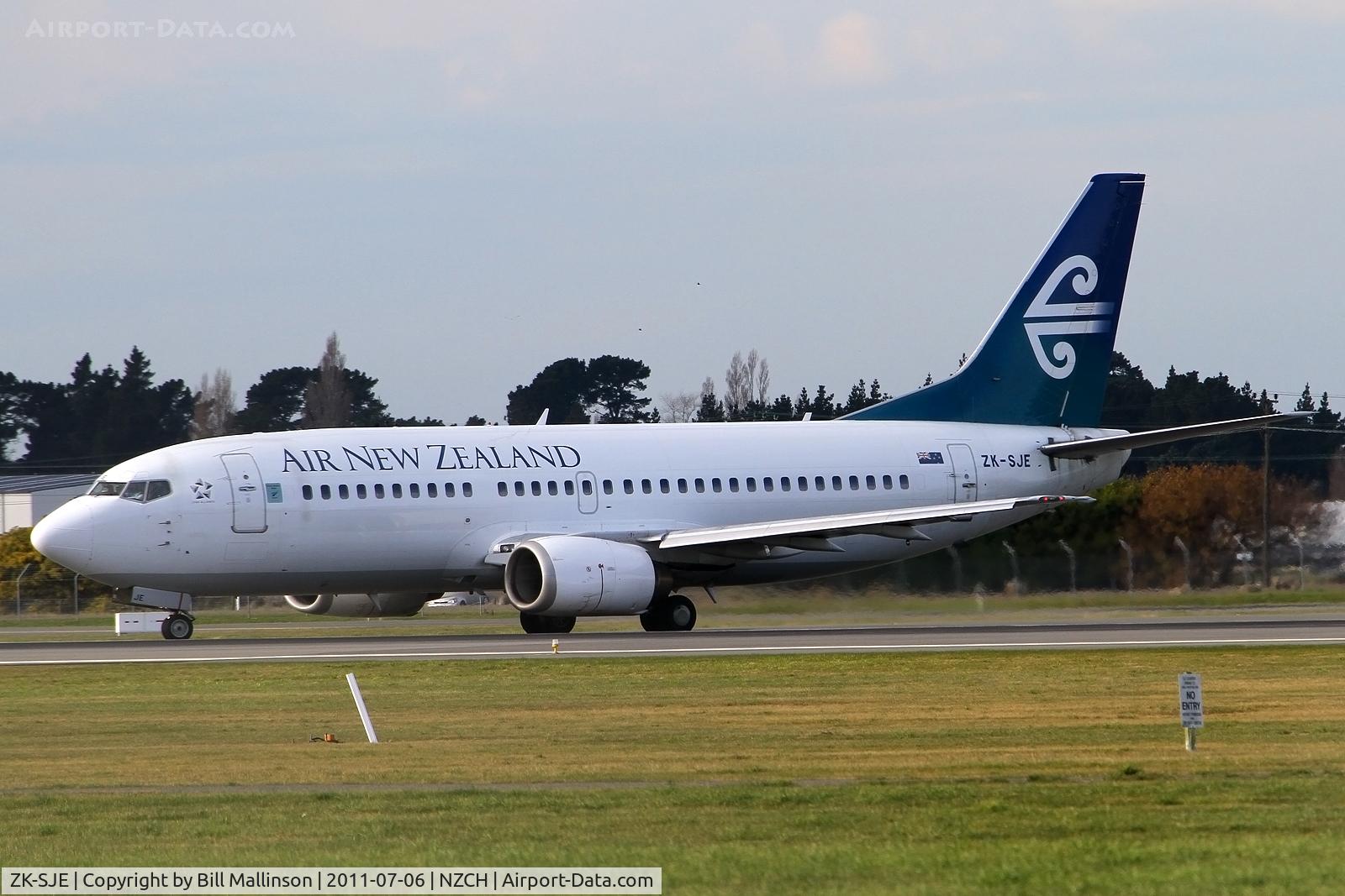 ZK-SJE, 1995 Boeing 737-3K2 C/N 27635, waiting on Alpha 6 for incoming to 02