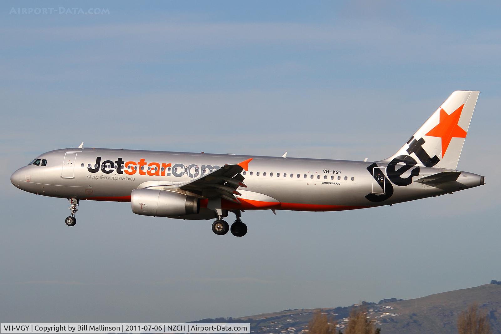 VH-VGY, 2010 Airbus A320-232 C/N 4177, finals to 02