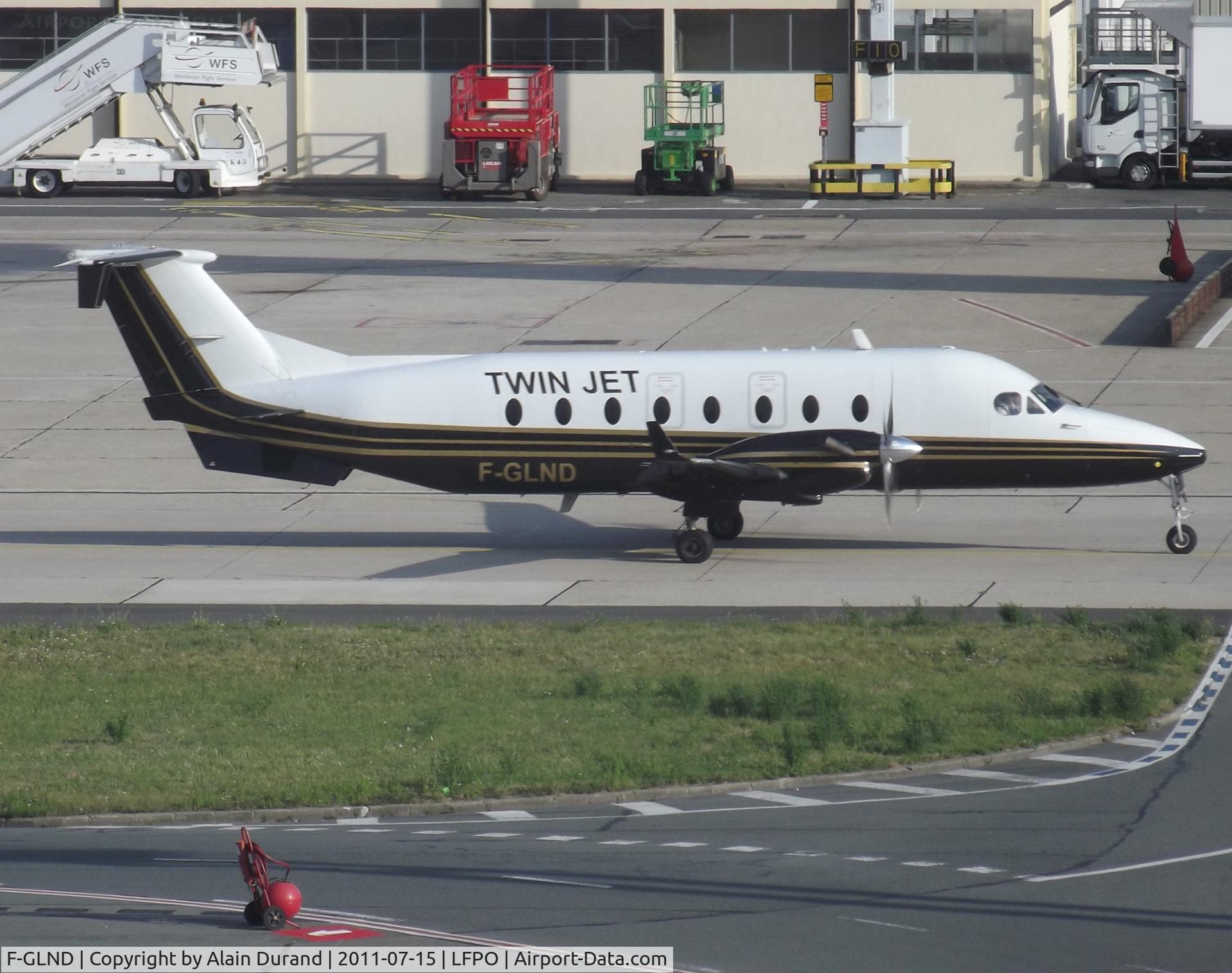 F-GLND, 1996 Beech 1900D C/N UE-196, taxying to Juliet remote ramps