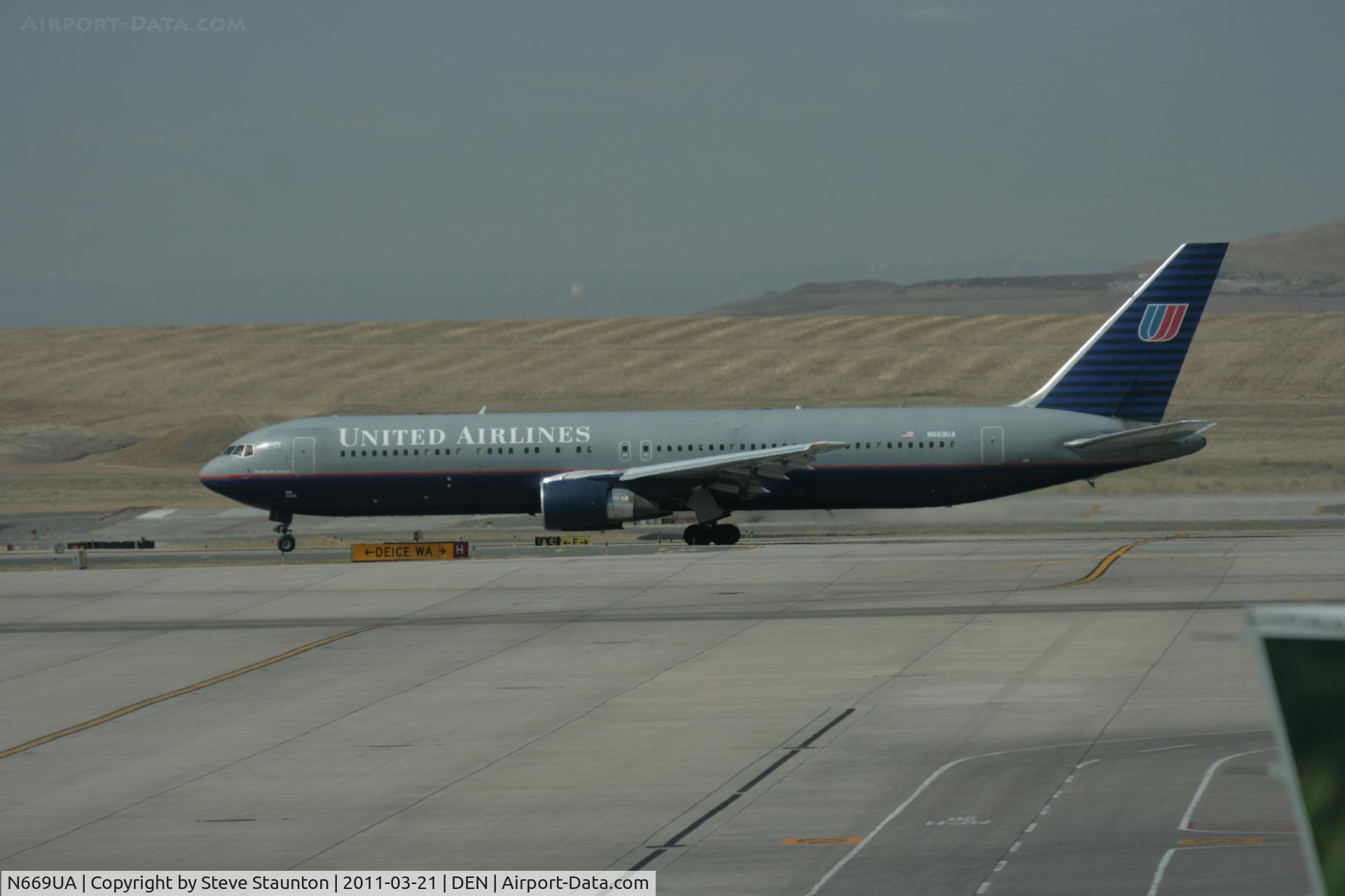 N669UA, 1999 Boeing 767-322 C/N 30025, Taken at Denver International Airport, in March 2011 whilst on an Aeroprint Aviation tour