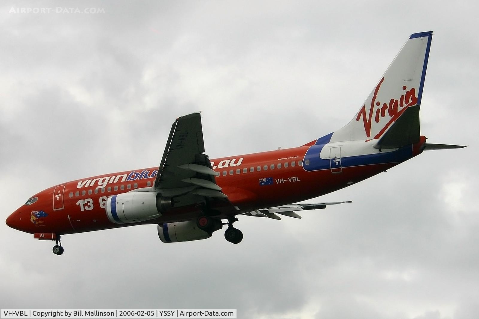 VH-VBL, 2002 Boeing 737-7Q8 C/N 30633, finals to 25