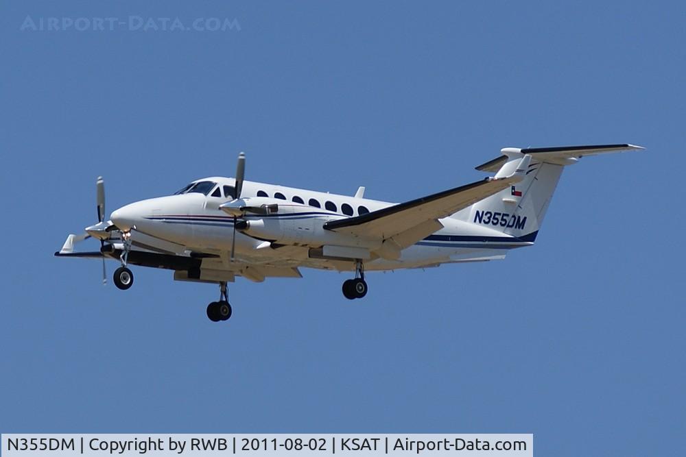 N355DM, 2001 Beech B300 (350) Super King Air King Air C/N FL-320, Landing 12R