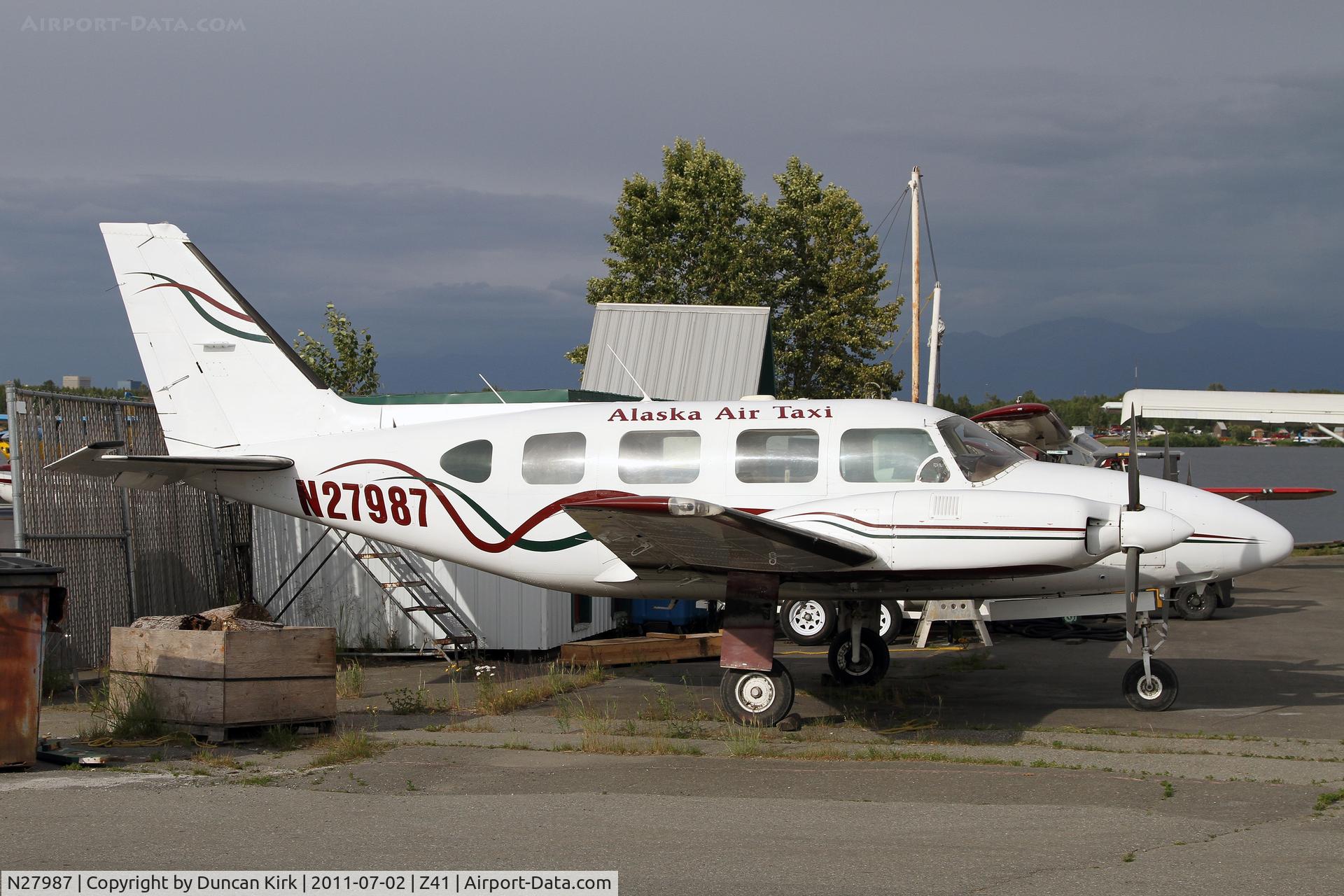 N27987, 1979 Piper PA-31-310 Navajo C/N 31-7912054, Nice scheme!