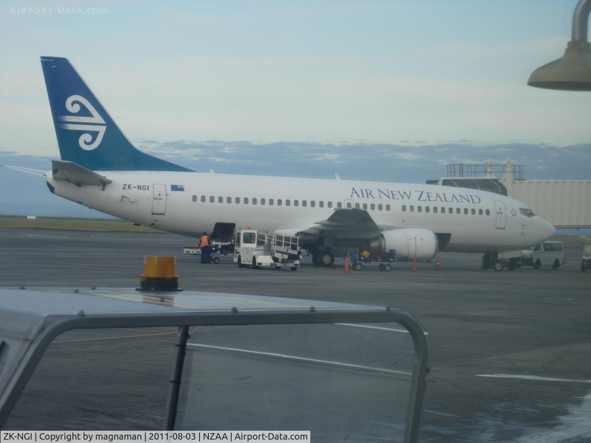 ZK-NGI, 1999 Boeing 737-319 C/N 25608, Window a bit grubby