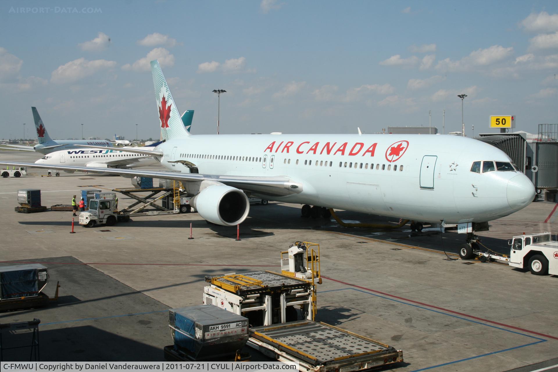 C-FMWU, 1995 Boeing 767-333 C/N 25585, Loading operations