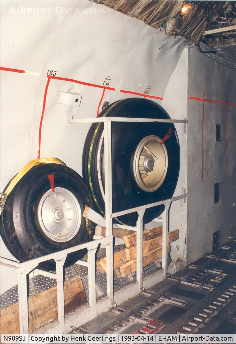 N909SJ, 1977 Lockheed L-100 Hercules (382G ) C/N 382-4763, Southern Air Transport  , reserve wheels