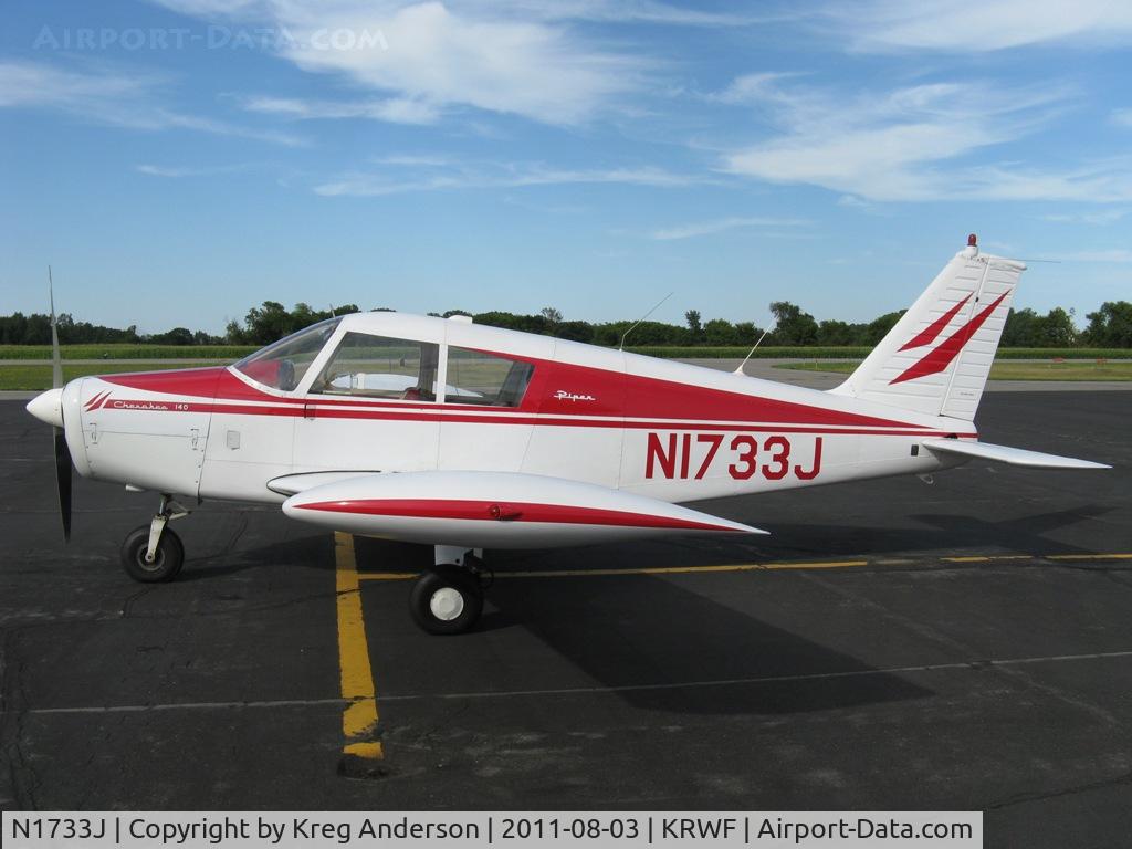 N1733J, 1968 Piper PA-28-140 Cherokee C/N 28-24147, Piper PA-28-140 Cherokee on the ramp.