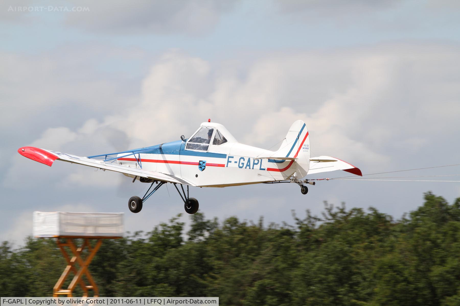 F-GAPL, 1968 Piper PA-25-235 Pawnee C/N 25-4714, Towing aircraft during the Ferté Alais airshow