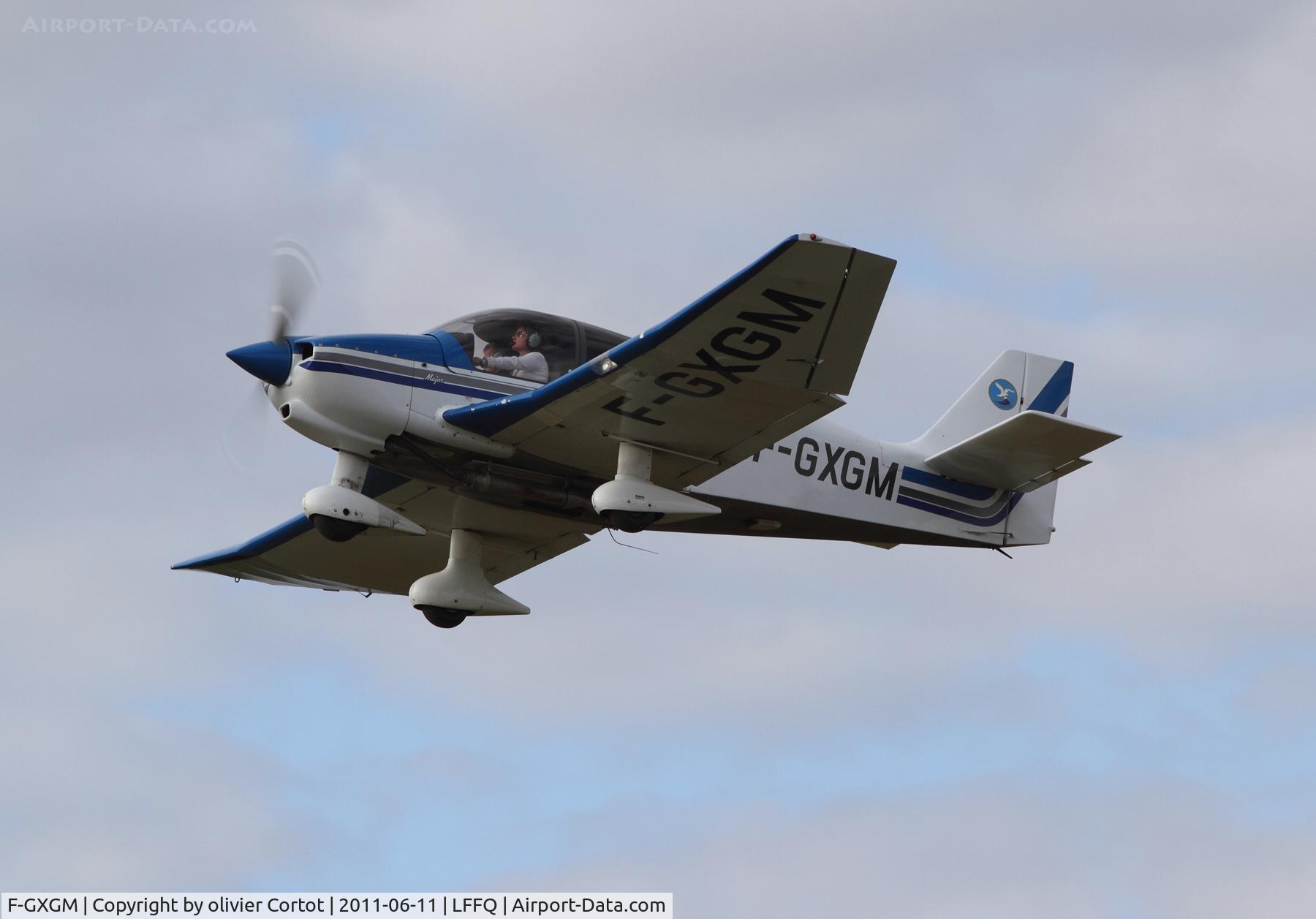 F-GXGM, 2001 Robin DR-400-160 Chevalier C/N 2522, Taking off at the end of the Ferté alais airshow