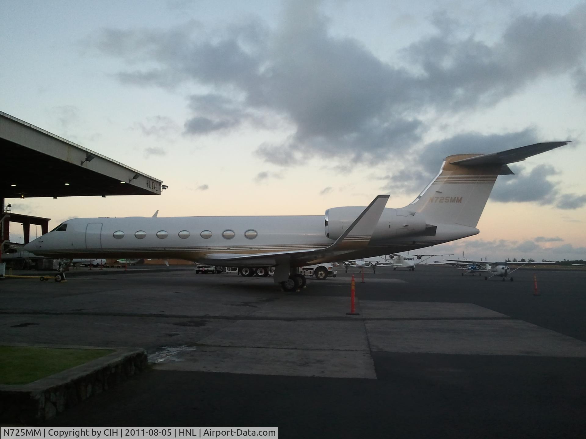 N725MM, 2007 Gulfstream Aerospace GV-SP C/N 5161, Parked at Air Service Hawaii FBO