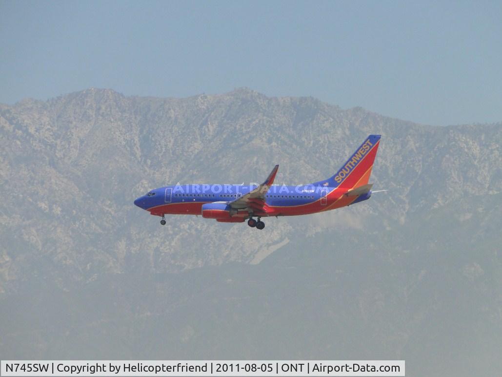 N745SW, 1999 Boeing 737-7H4 C/N 29491, On final for runway 26R