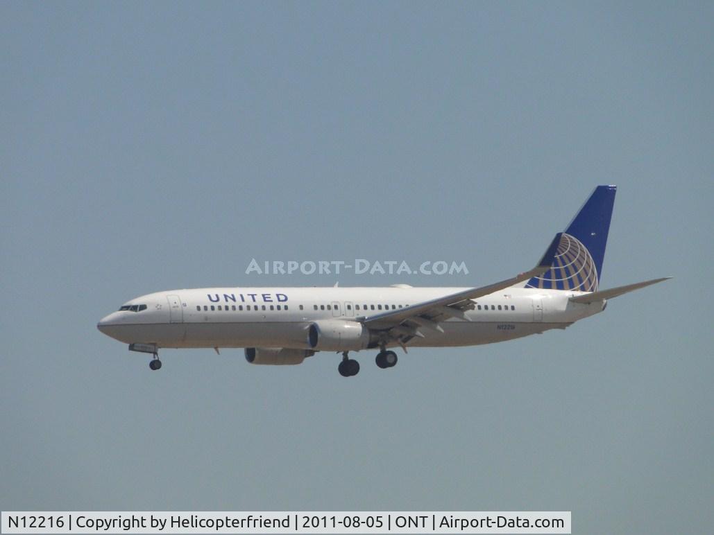 N12216, 1998 Boeing 737-824 C/N 28776, On final to runway 26R