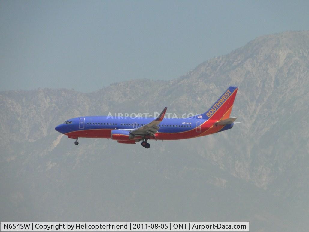 N654SW, 1997 Boeing 737-3H4 C/N 28399, Flt 1940 from Sacramento, Ca on final to runway 26R