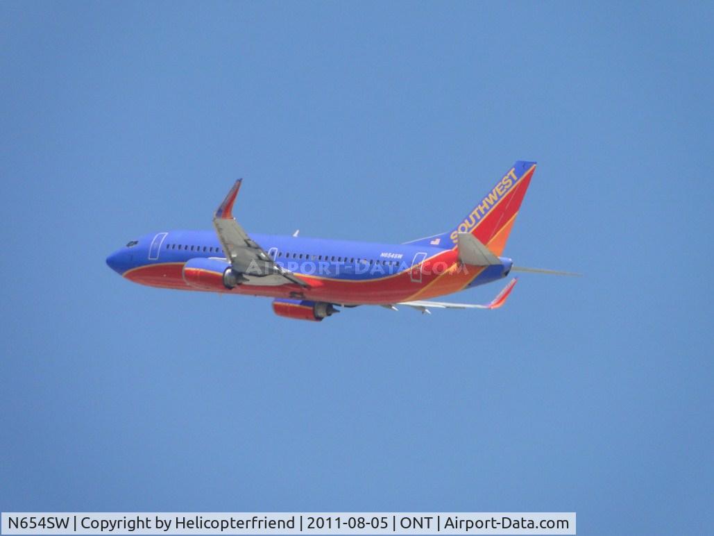 N654SW, 1997 Boeing 737-3H4 C/N 28399, Now Flt 2027 enroute to Oakland, Ca after passengers departed/loaded, aircraft westbound from runway 26R, wheels already retracted