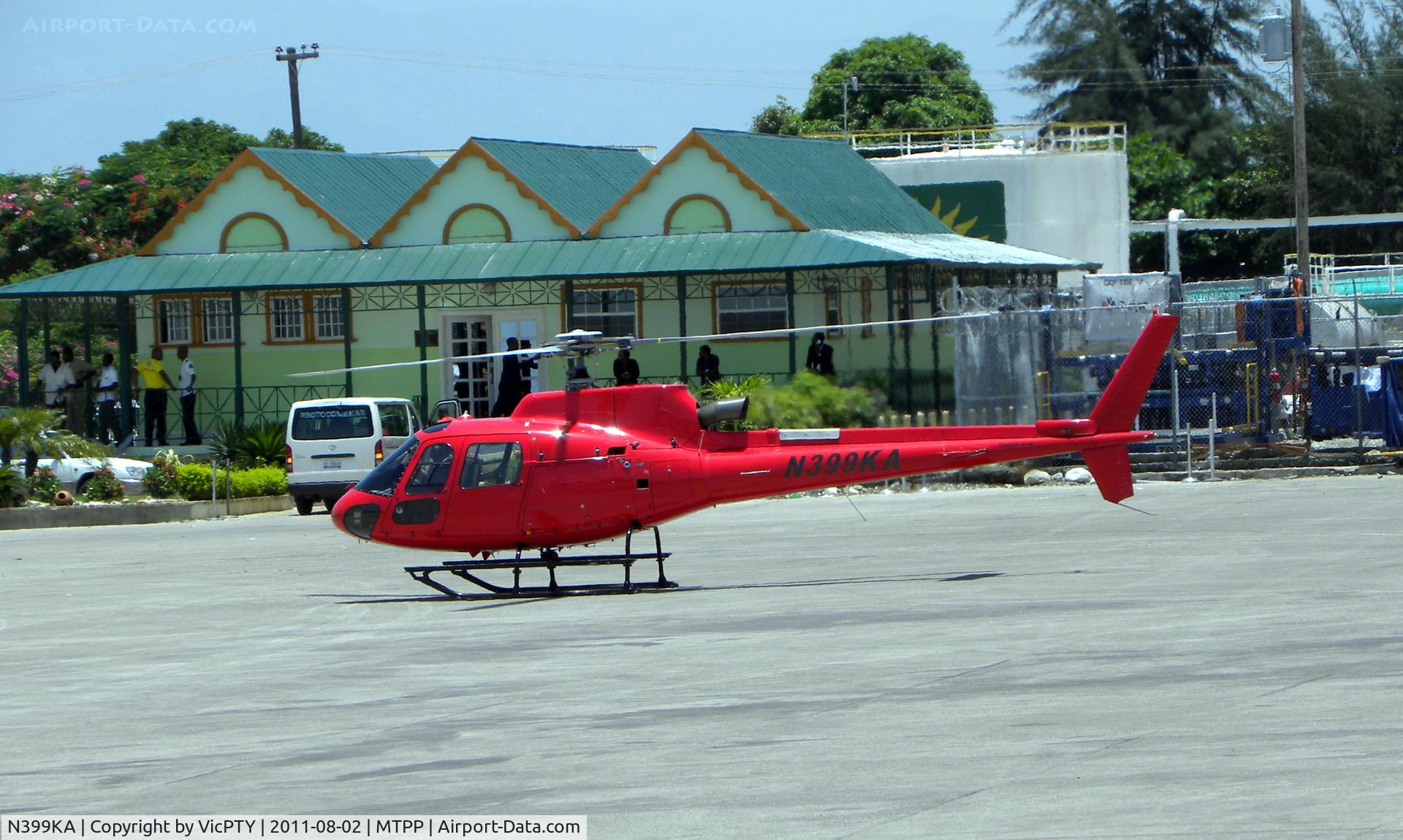 N399KA, 2007 Eurocopter AS-350B-3 Ecureuil Ecureuil C/N 4326, Port au Prince - MTPP, in the back you can see the vip room of this airport