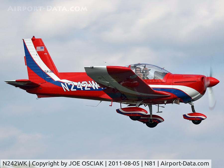 N242WK, 2000 Moravan Z242L C/N 0743, @ Hammonton
