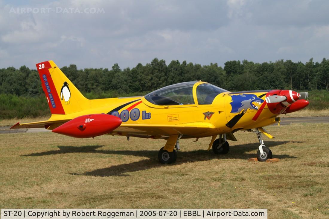 ST-20, SIAI-Marchetti SF-260MB C/N 10-20, Spotters day.Special colors.250.000 Hrs SF 260 MIKE.