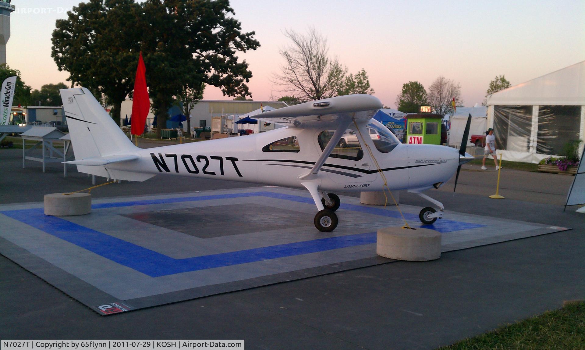N7027T, Cessna 162 Skycatcher C/N 16200079, Near the raffle booth.