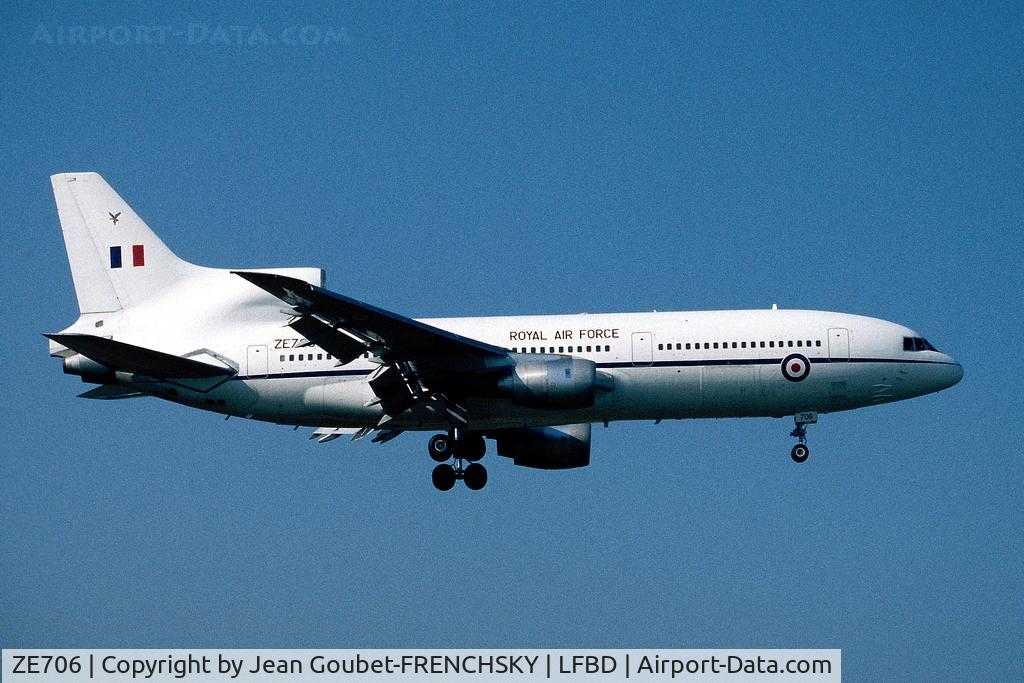 ZE706, Lockheed L-1011-385-3 TriStar C2 (500) C/N 193Y-1177, parking fret en 1998