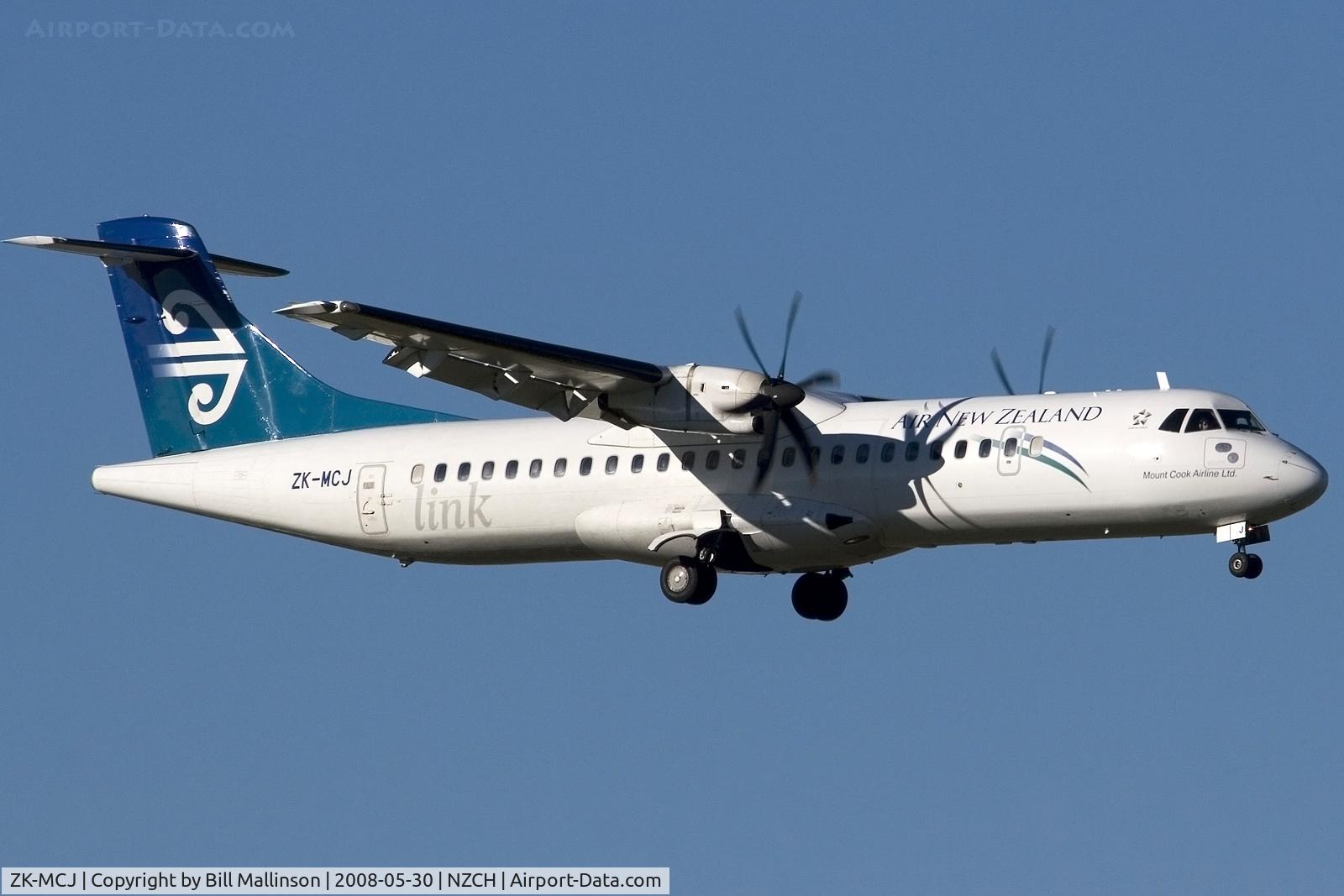 ZK-MCJ, 1999 ATR 72-212A C/N 624, short final to 20