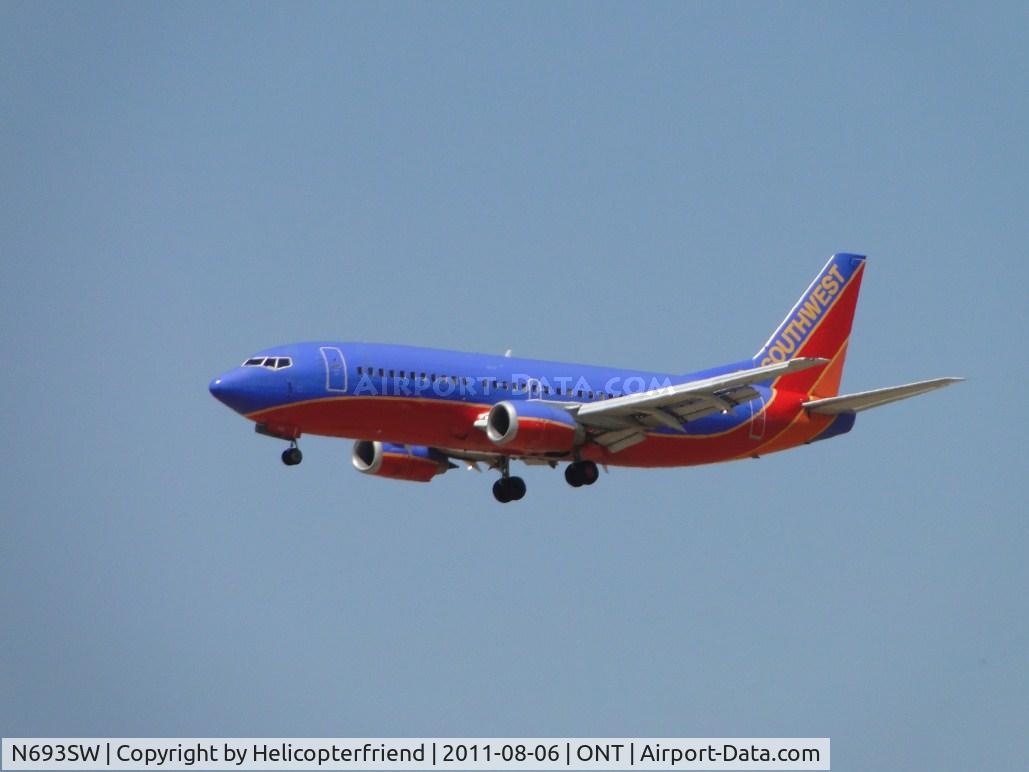 N693SW, 1985 Boeing 737-317 C/N 23174, On final to runway 26R