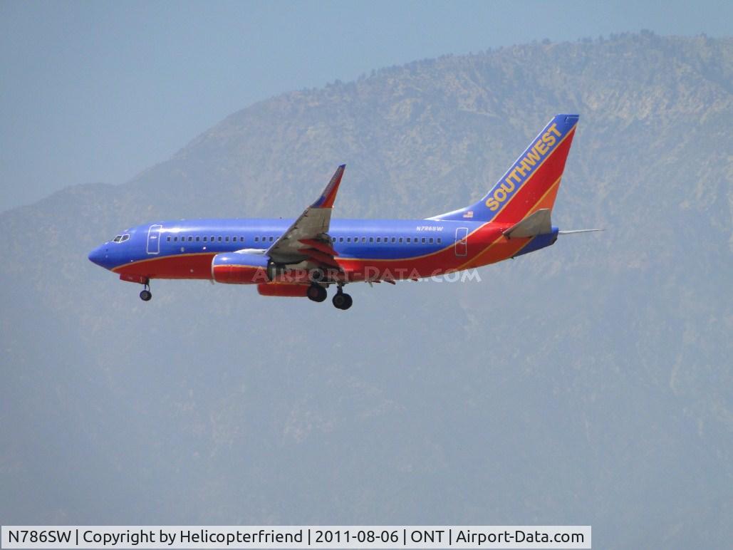 N786SW, 2000 Boeing 737-7H4 C/N 29811, On final to runway 26R