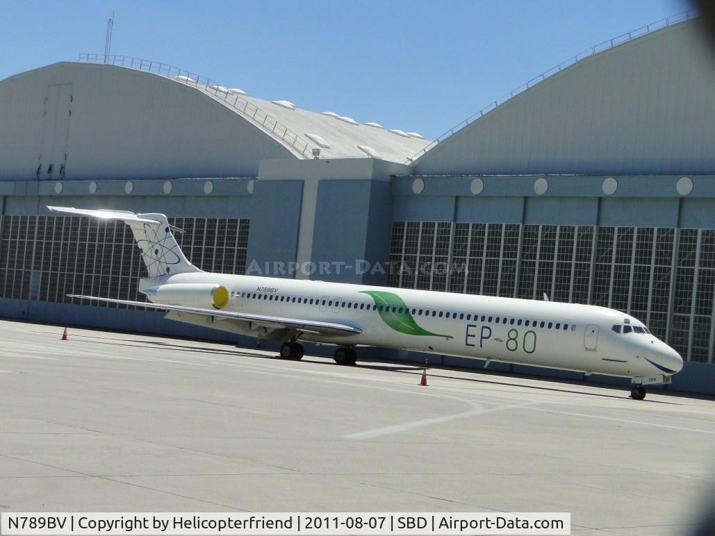N789BV, 1989 McDonnell Douglas MD-83 (DC-9-83) C/N 49789, Parked near hangers
