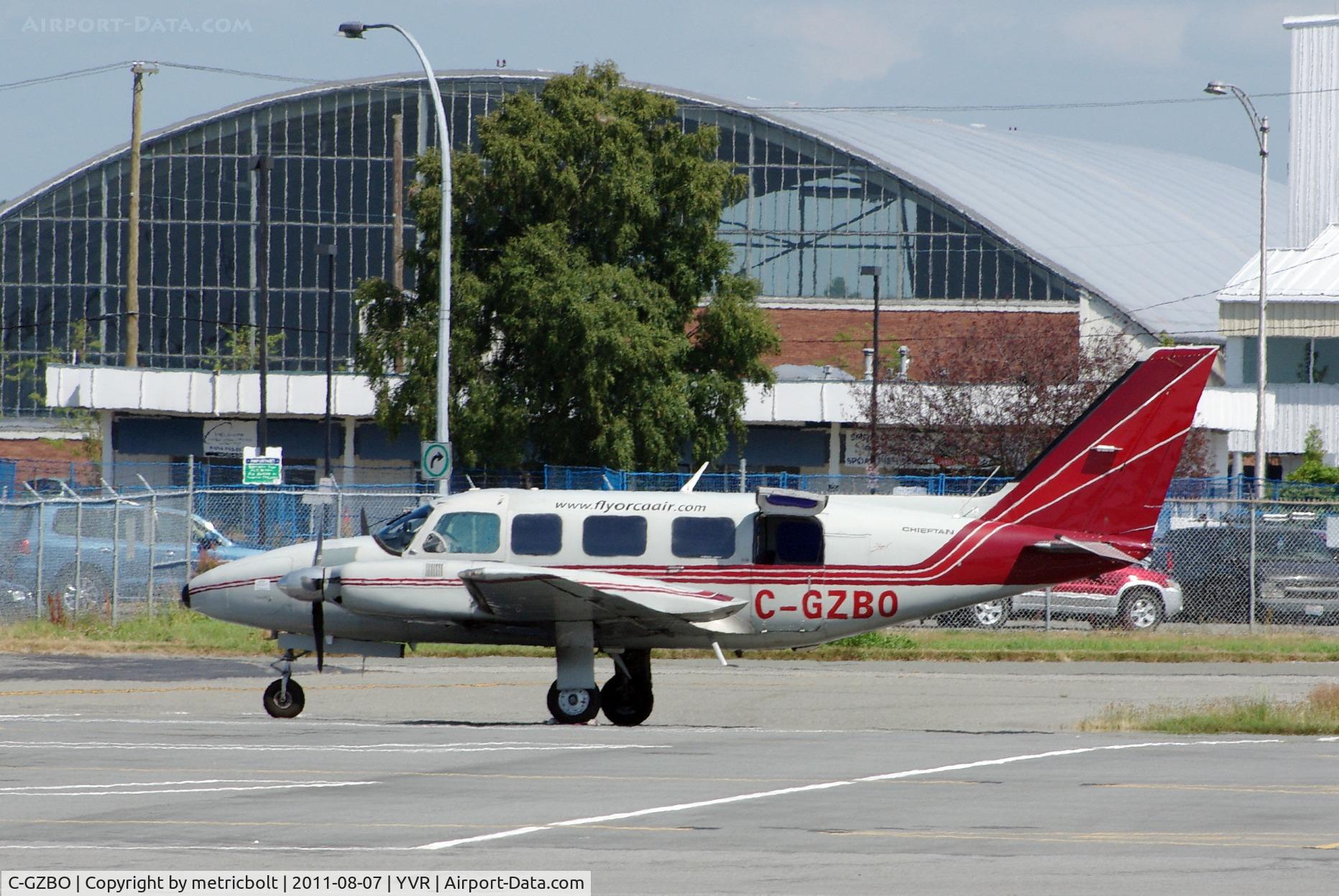 C-GZBO, Piper PA-31-350 Chieftain C/N 31-8252048, Now without titles on tail